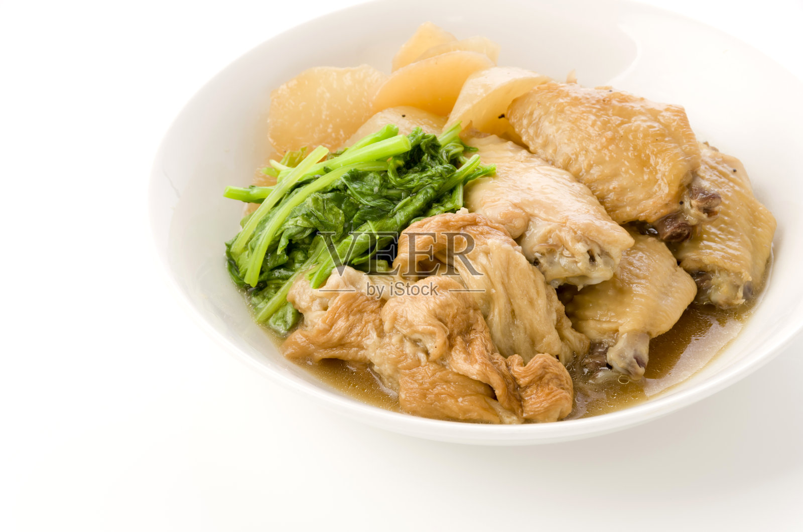 日本料理，炖鸡翅和萝卜照片摄影图片