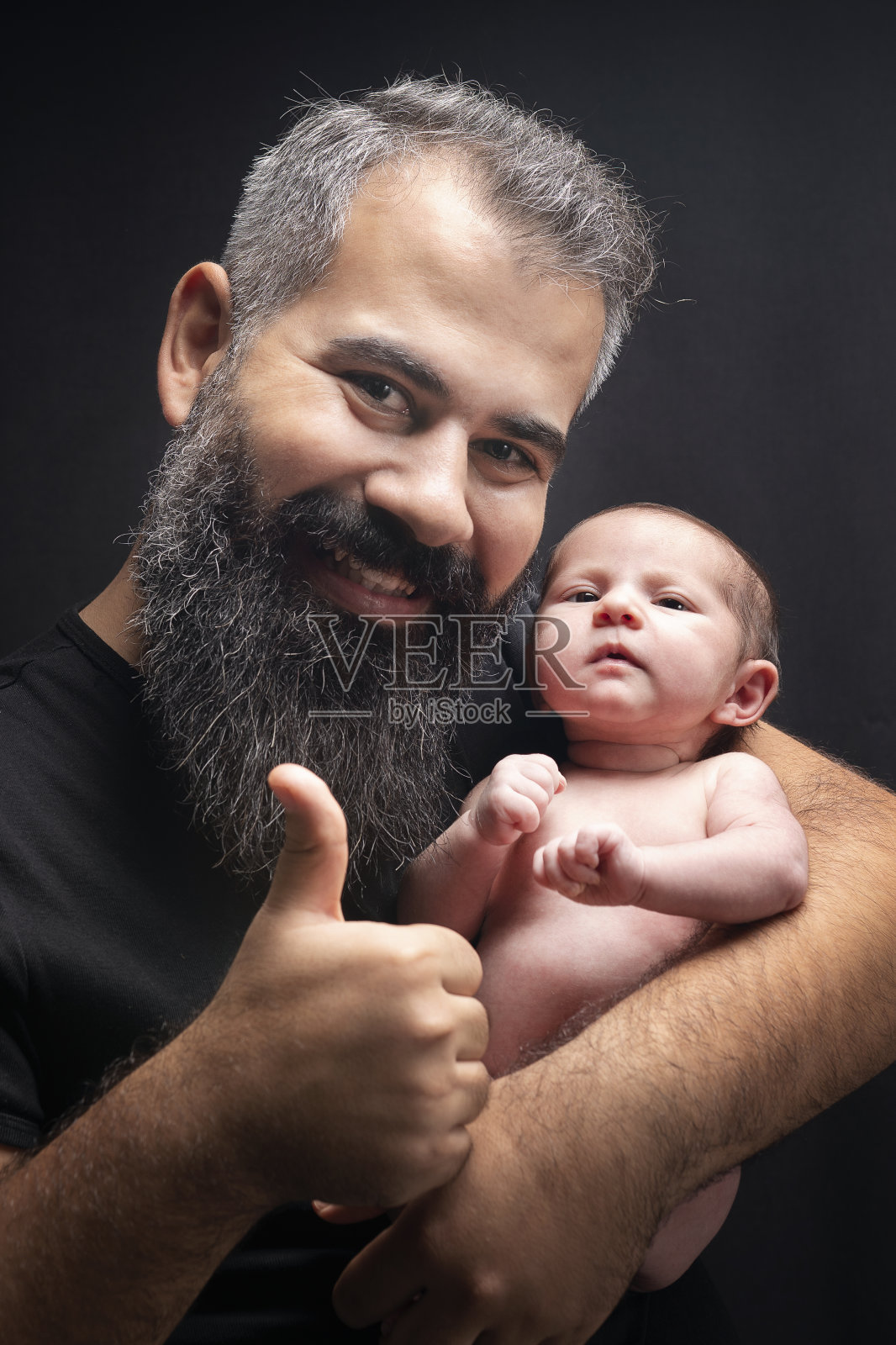 新生儿和年轻的家人照片摄影图片