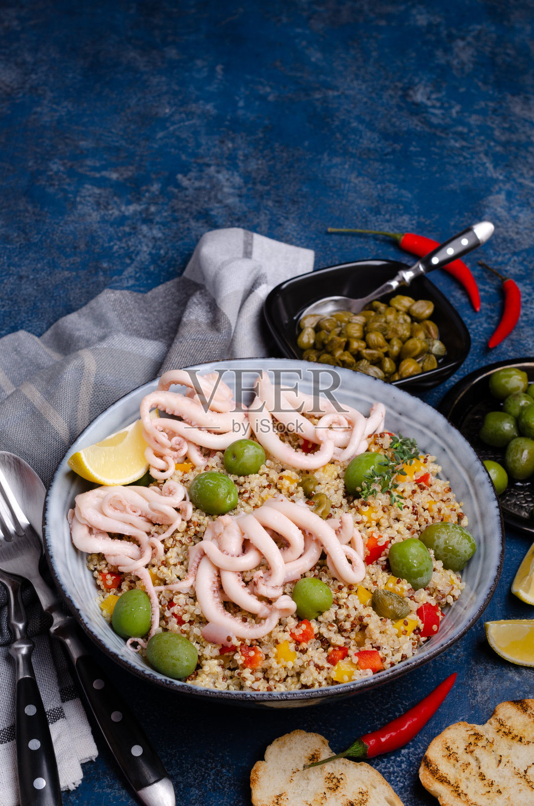 藜麦配蔬菜和鱿鱼触手照片摄影图片