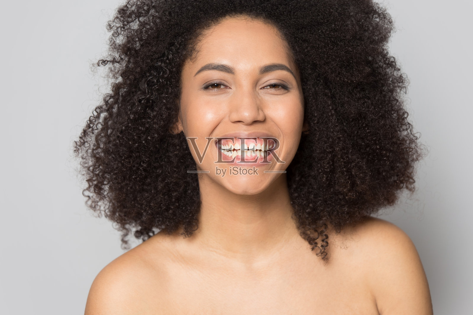 微笑的年轻女性客户满意的专业护肤品。照片摄影图片