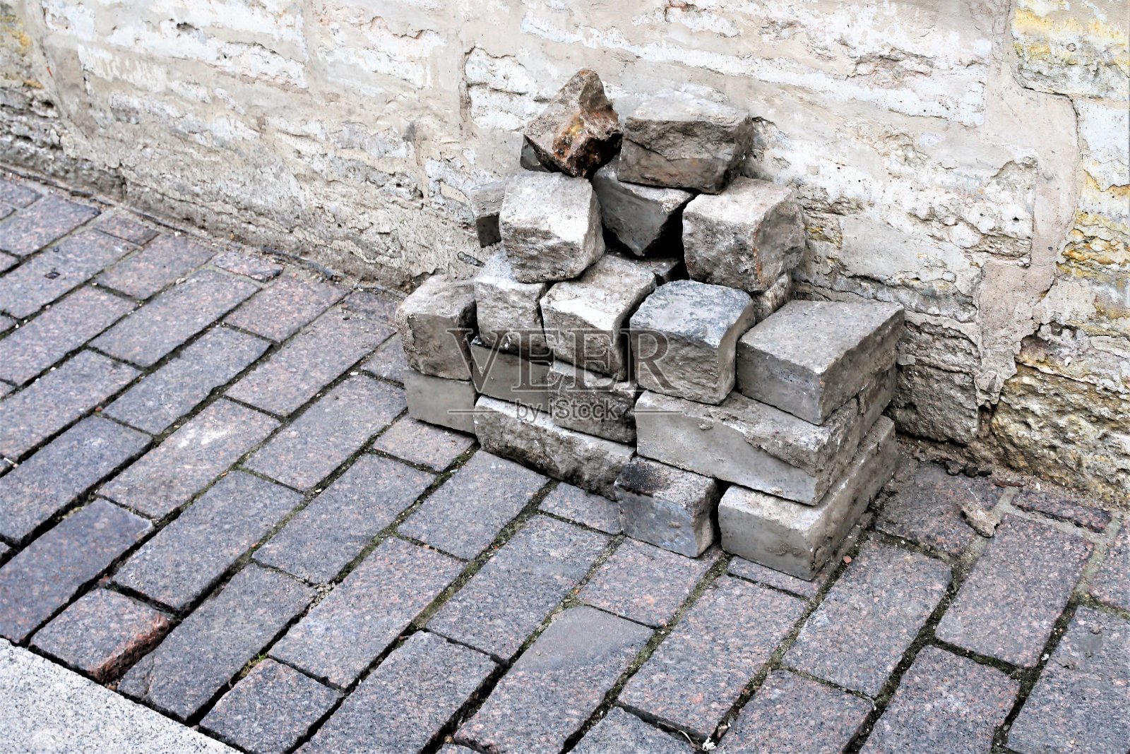 2019年12月，俄罗斯圣彼得堡。用于修复市中心旧石砌路面的材料。照片摄影图片