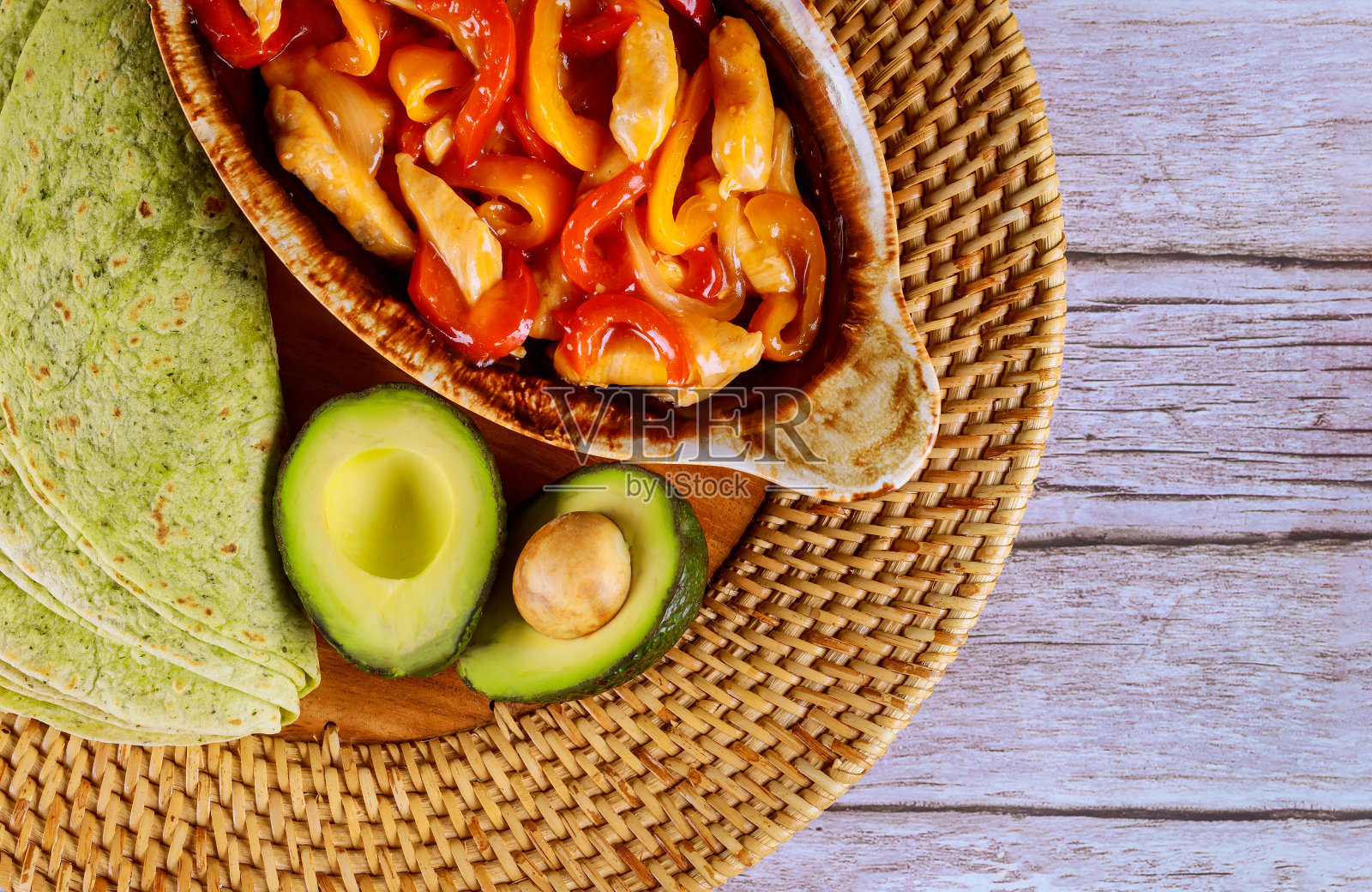 烤盘里有菠菜玉米饼，背景是木头。照片摄影图片