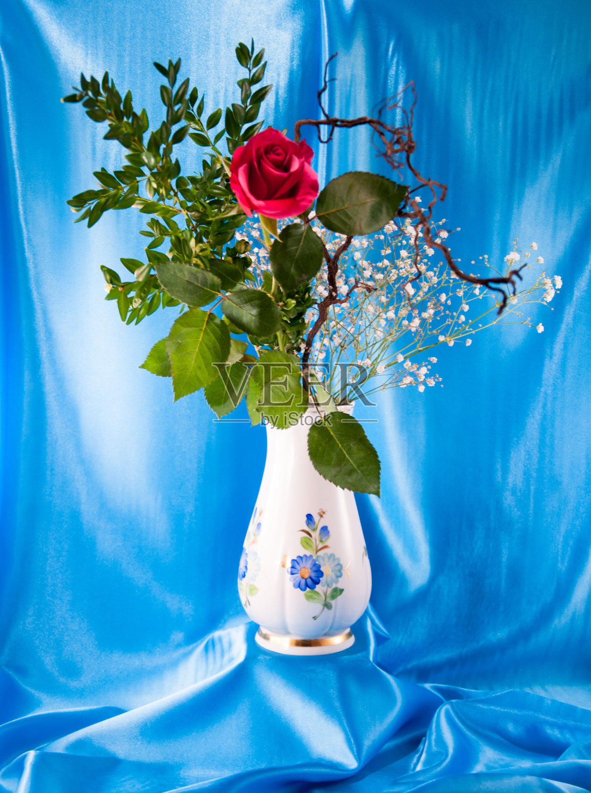 花瓶里插着根玫瑰照片摄影图片