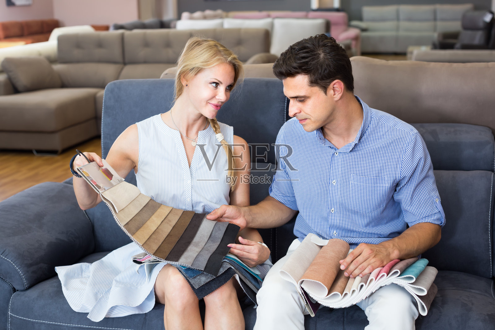 幸福情侣挑选新沙发颜色照片摄影图片