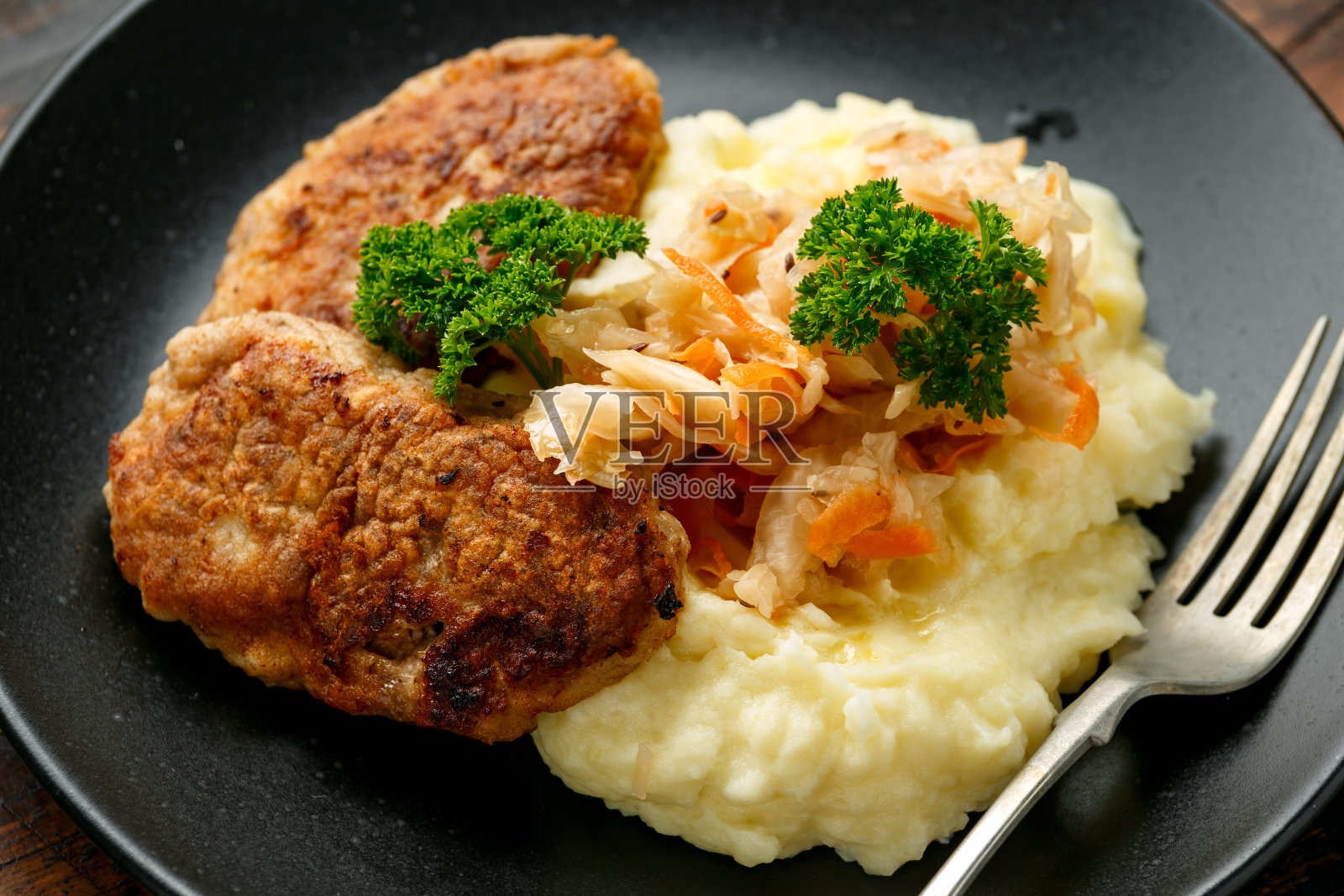 自制碎肉饼，肉排配土豆泥和酸菜。传统的俄罗斯食物照片摄影图片