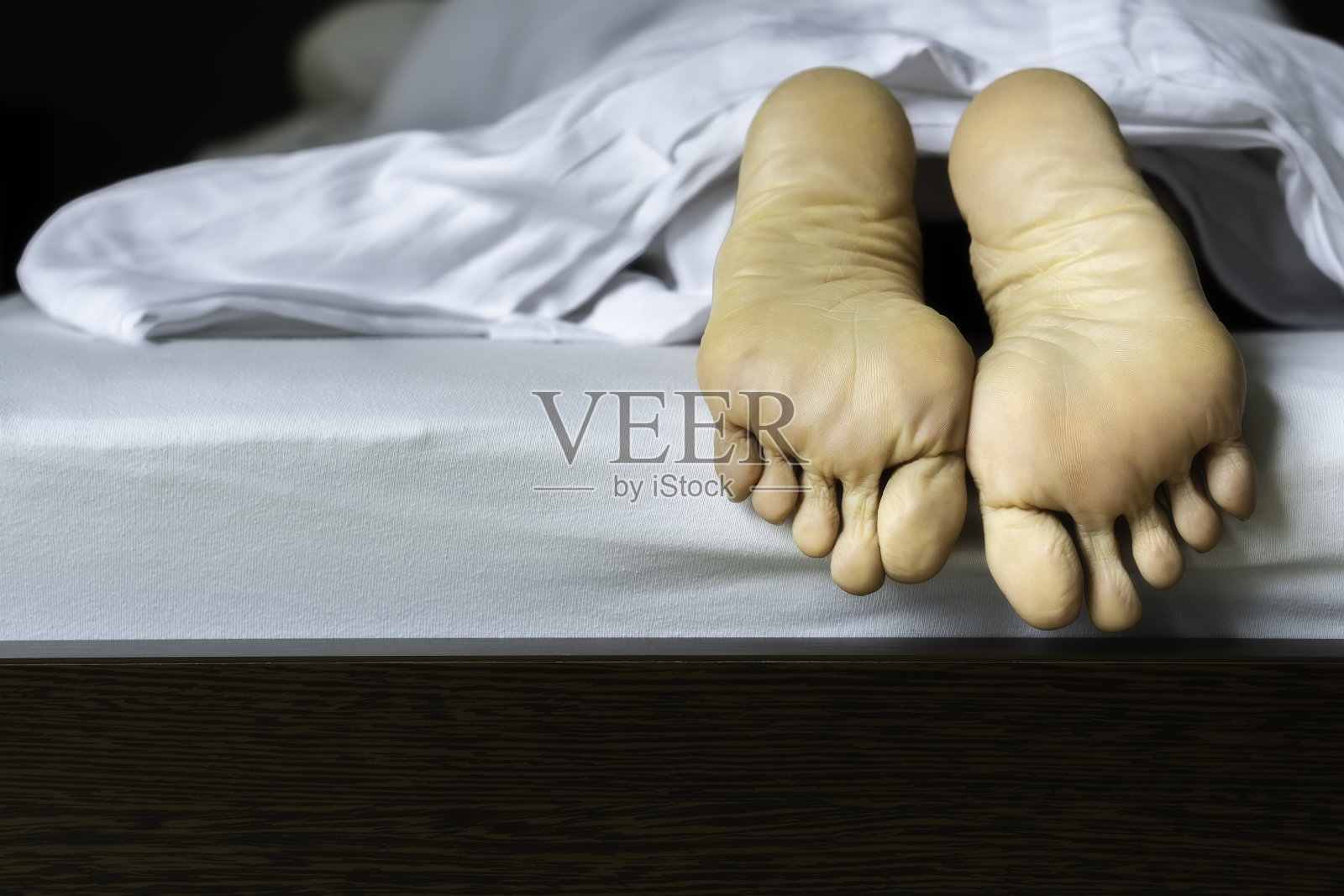 说谎女人的脚照片摄影图片