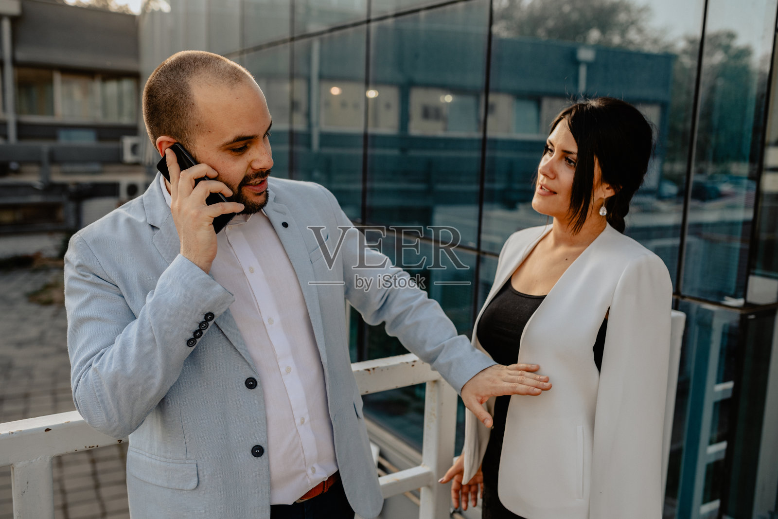 商人拦住女商人谈话照片摄影图片