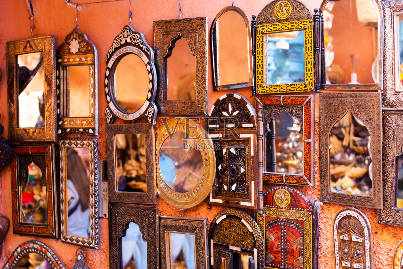 摩洛哥马拉喀什当地市场上的东方风格的镜子。照片摄影图片