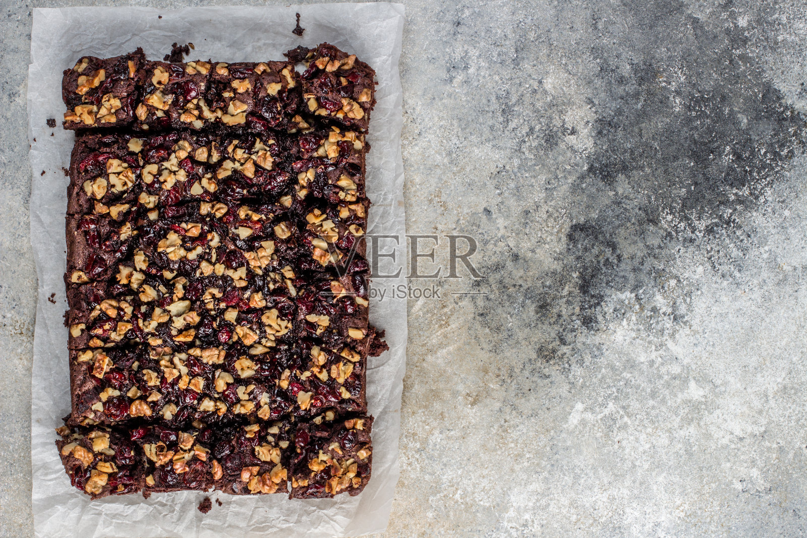 巧克力布朗尼加蔓越莓和核桃照片摄影图片