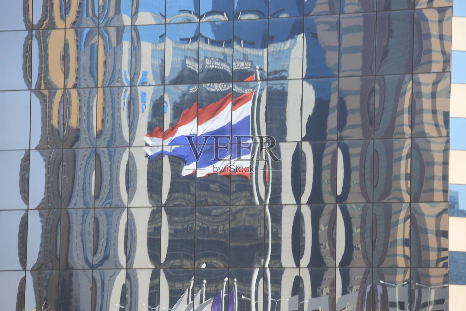 在户外挥舞着泰国国旗，背景是蓝天照片摄影图片