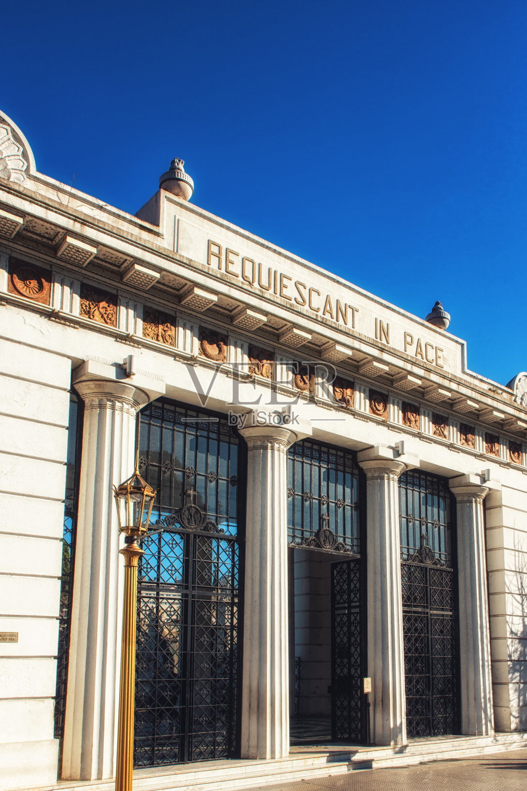 阿根廷布宜诺斯艾利斯，雷克莱塔公墓的入口照片摄影图片