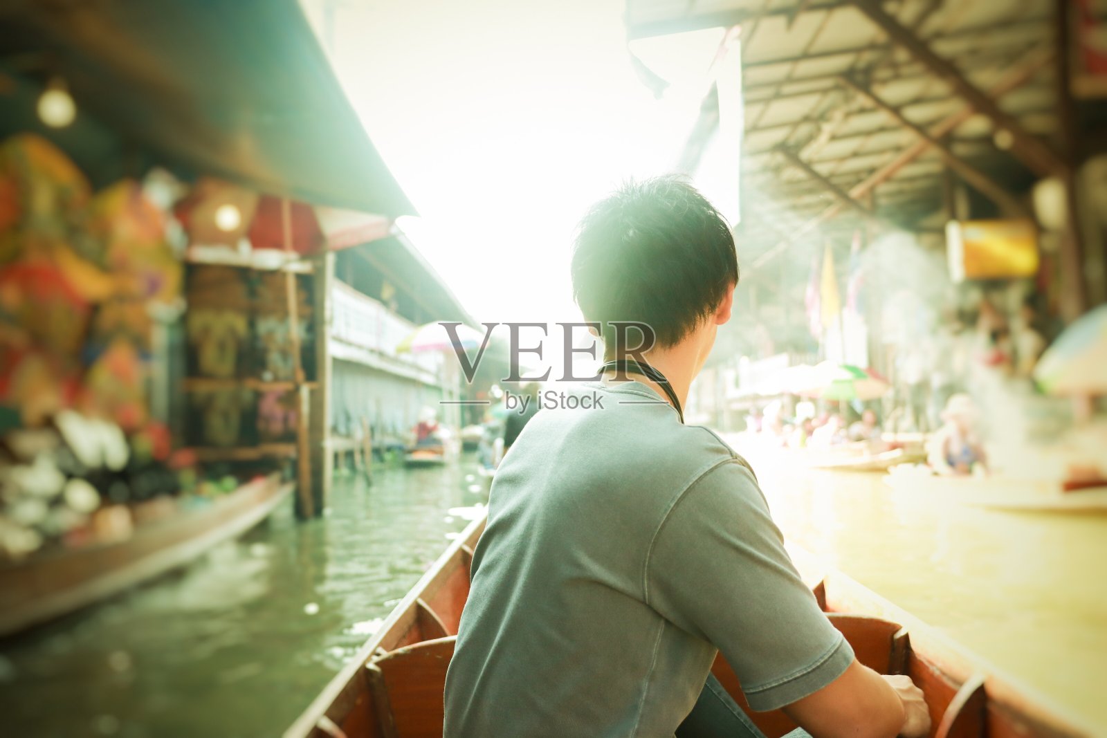 浮动市场上的泰国出租车上的年轻人照片摄影图片