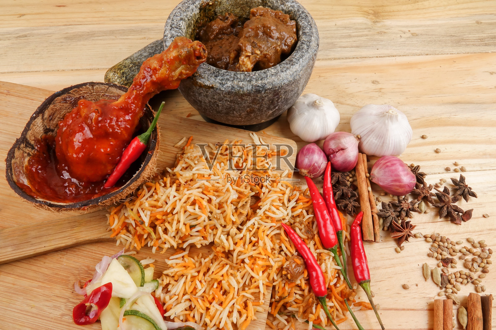 Briyani是一种健康的以米饭为基础的菜肴，由香料、米饭、肉和蔬菜制成。照片摄影图片