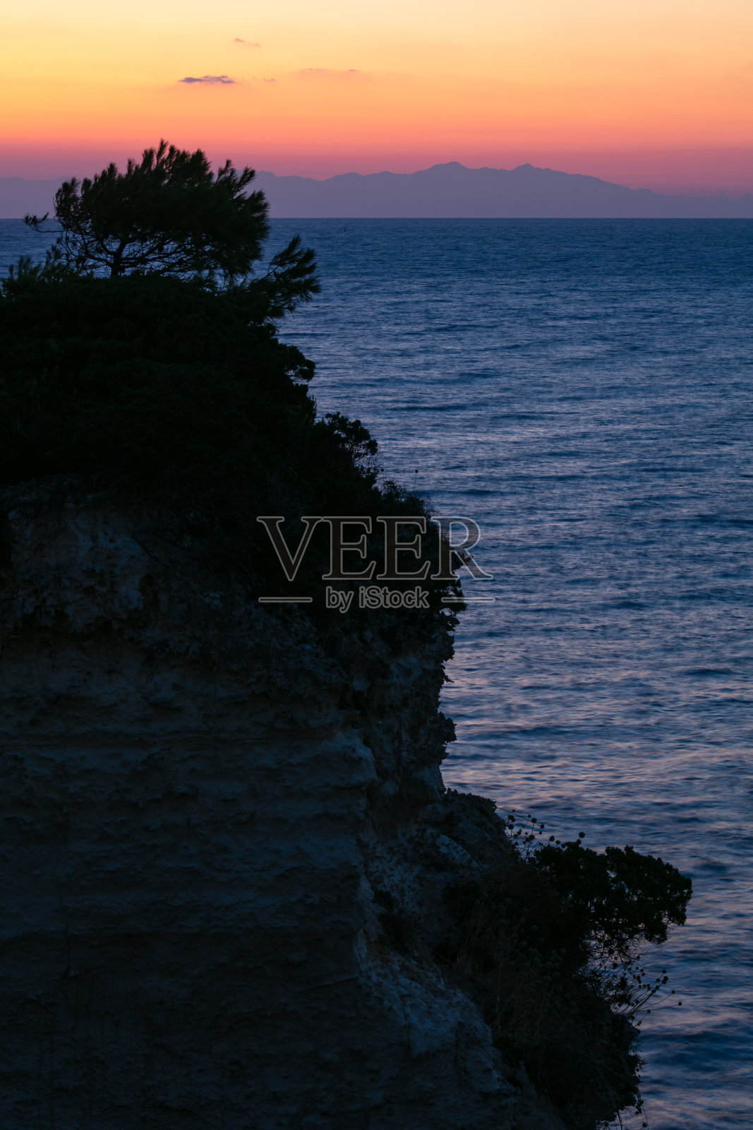 从意大利奥特朗托的阿普利亚海岸眺望阿尔巴尼亚海岸照片摄影图片