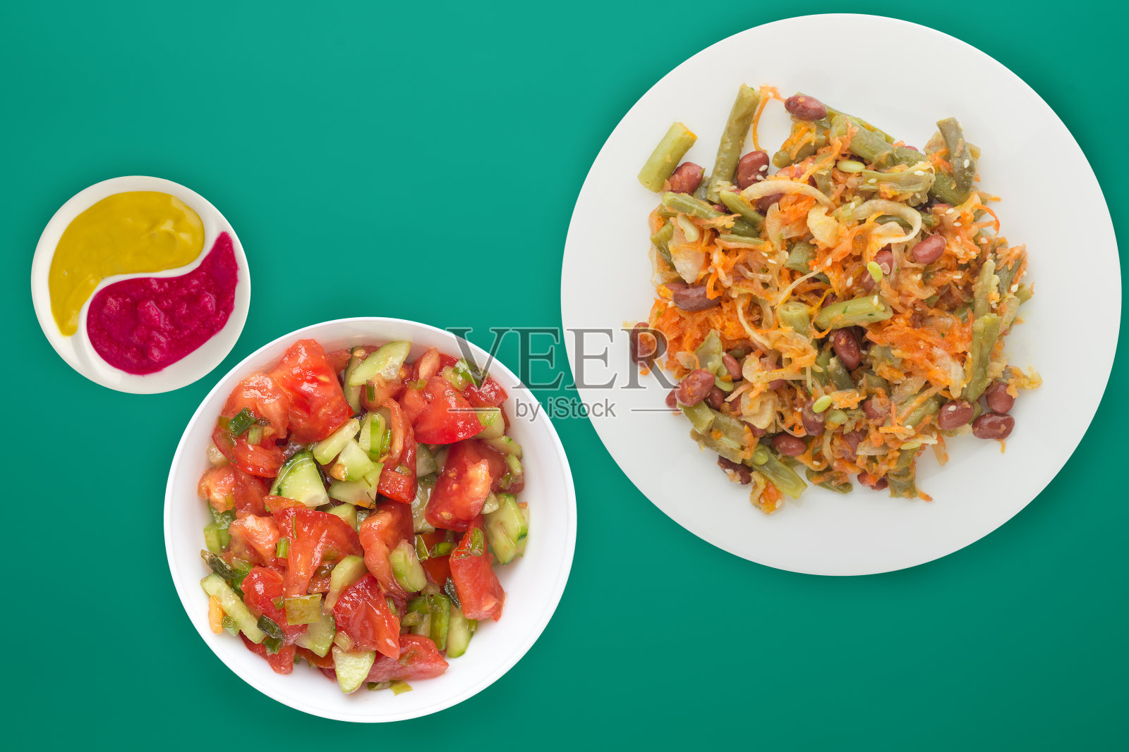 素食沙拉。健康食品。木背景上的盘子里放着豆子、芦笋、洋葱、胡萝卜和芝麻做成的沙拉照片摄影图片