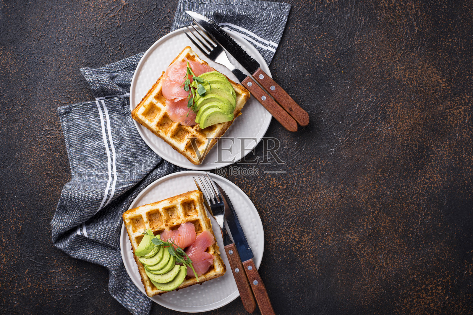 生酮芝士华夫饼配鳄梨照片摄影图片