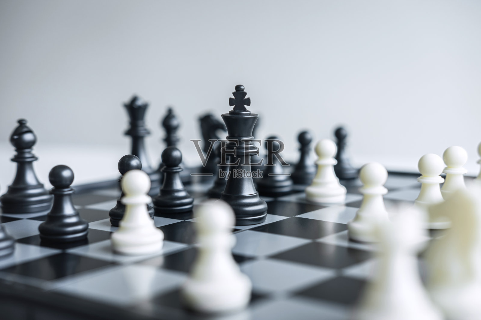 领导象棋和思考战略计划的崩溃颠覆了对手的团队和发展分析为成功照片摄影图片