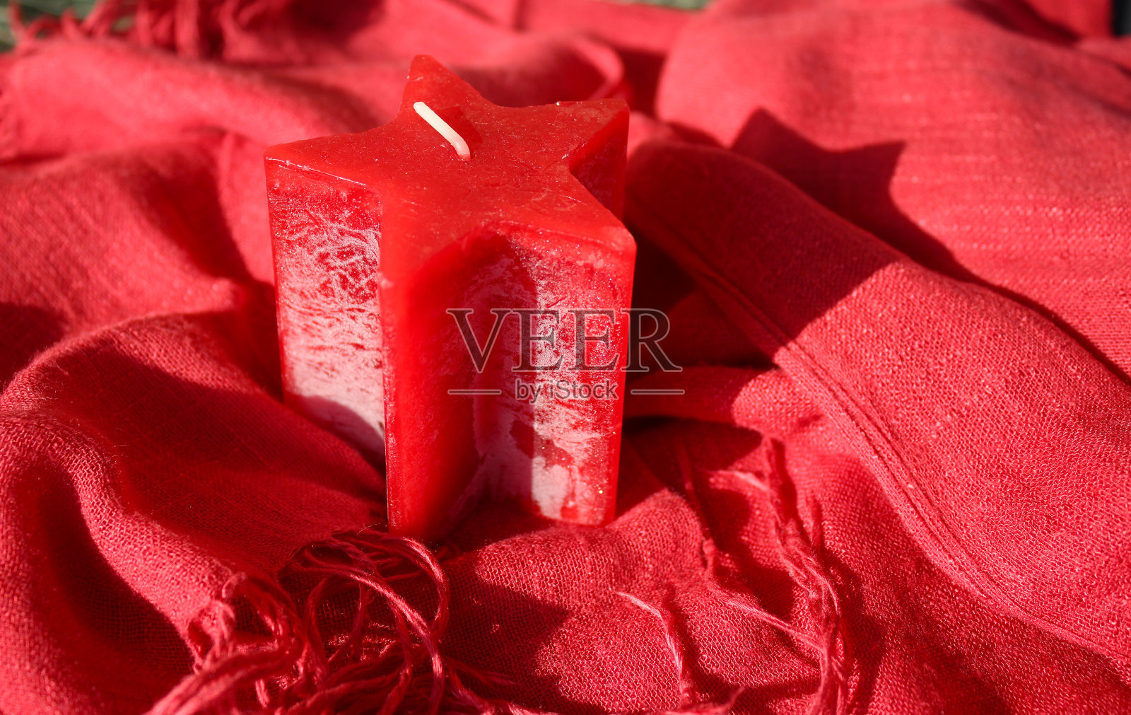 红烛红底，情人节浪漫照片摄影图片