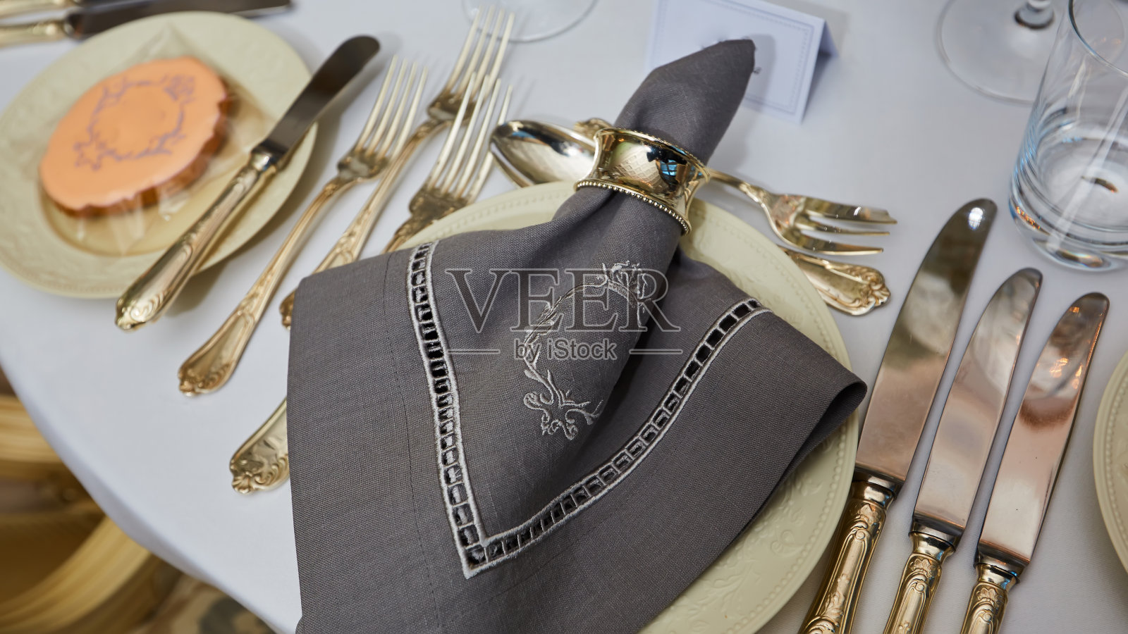 豪华、优雅的婚宴餐桌布置。照片摄影图片