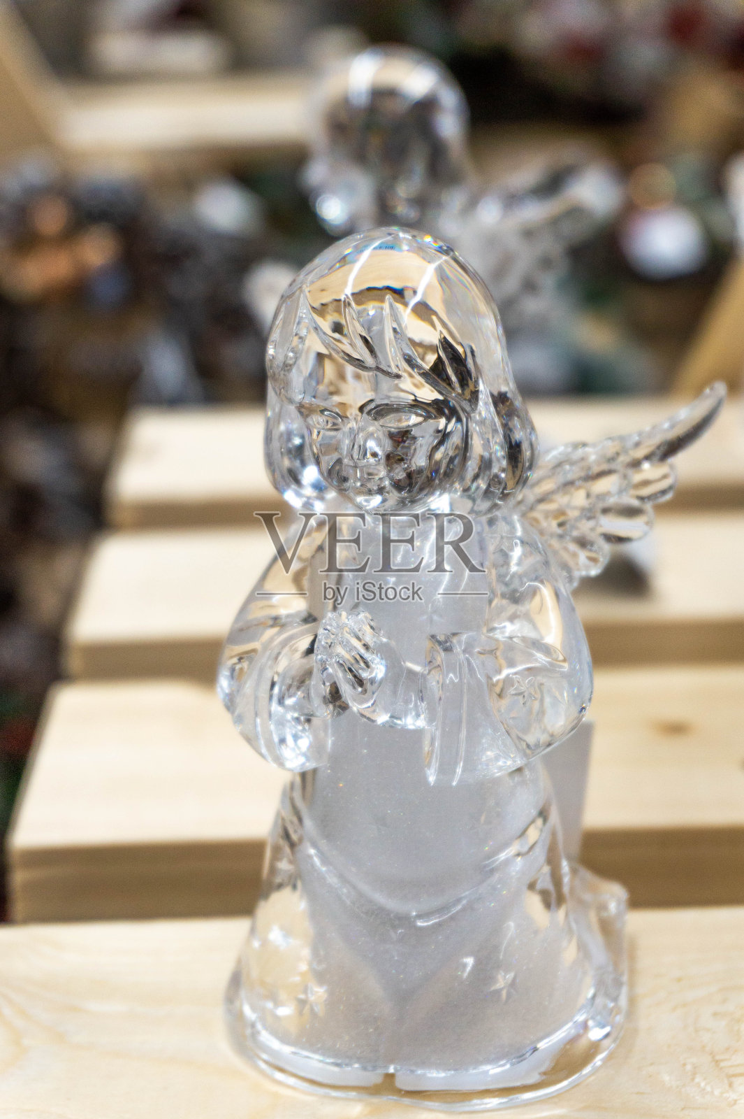 圣诞天使。圣诞背景上的水晶天使。新年装饰。圣诞装饰照片摄影图片