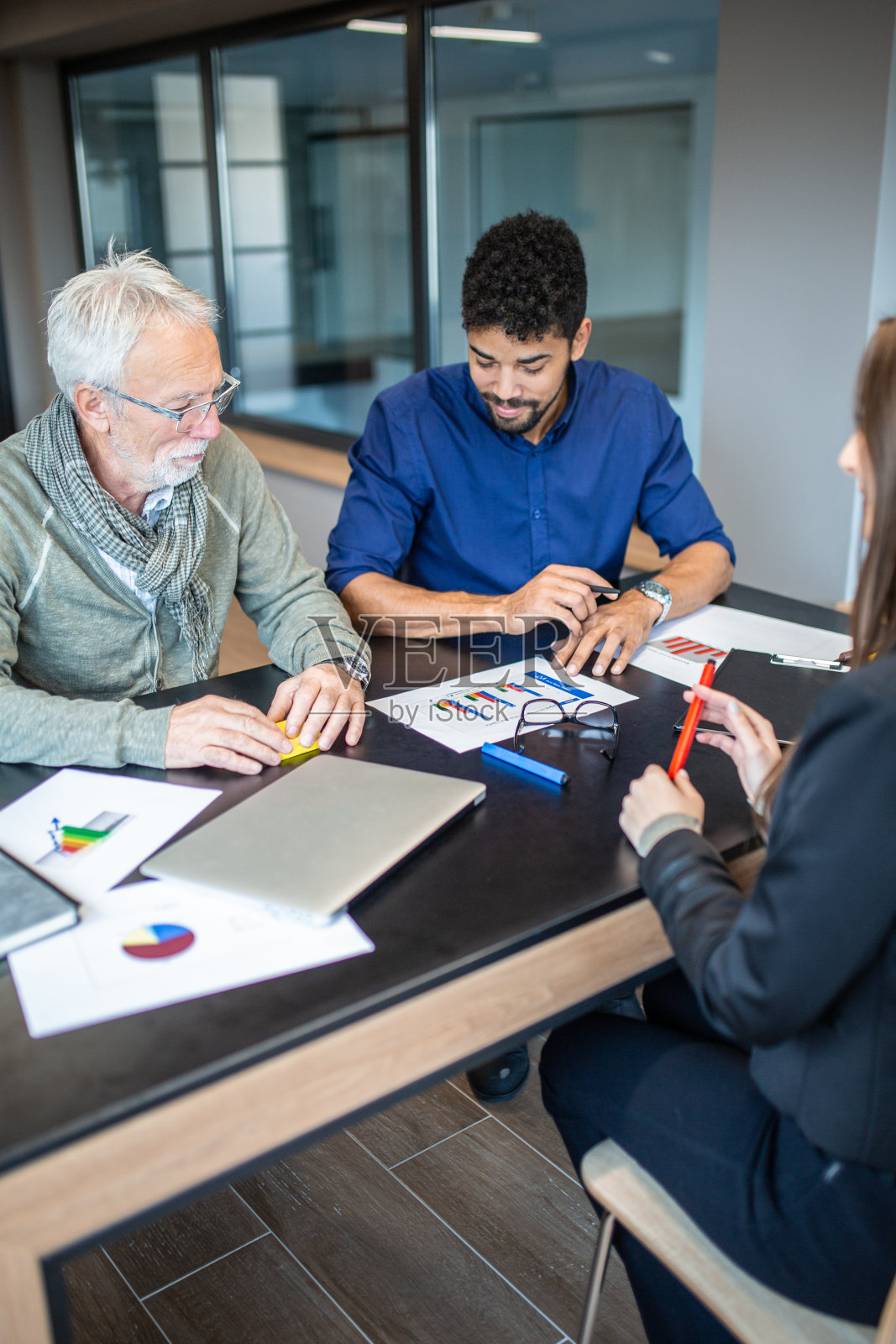 与员工关于项目经理的对话照片摄影图片