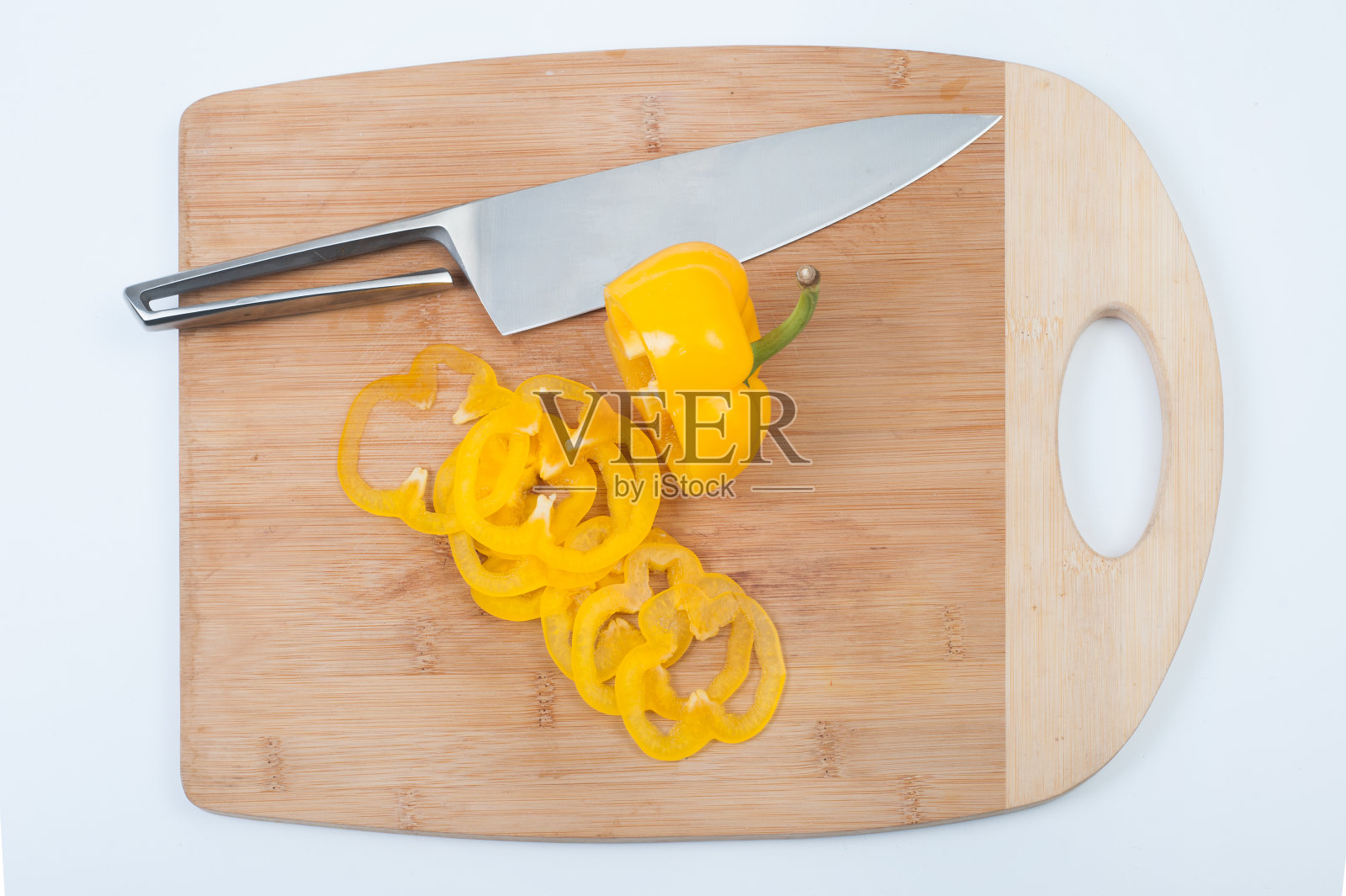 竹板背景上的新鲜辣椒切片照片摄影图片