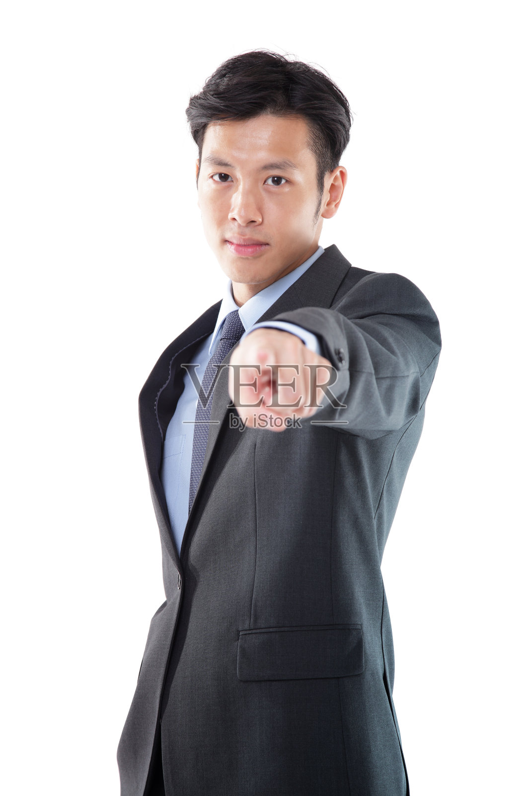 在白色背景上用食指指向相机的亚洲商人照片摄影图片