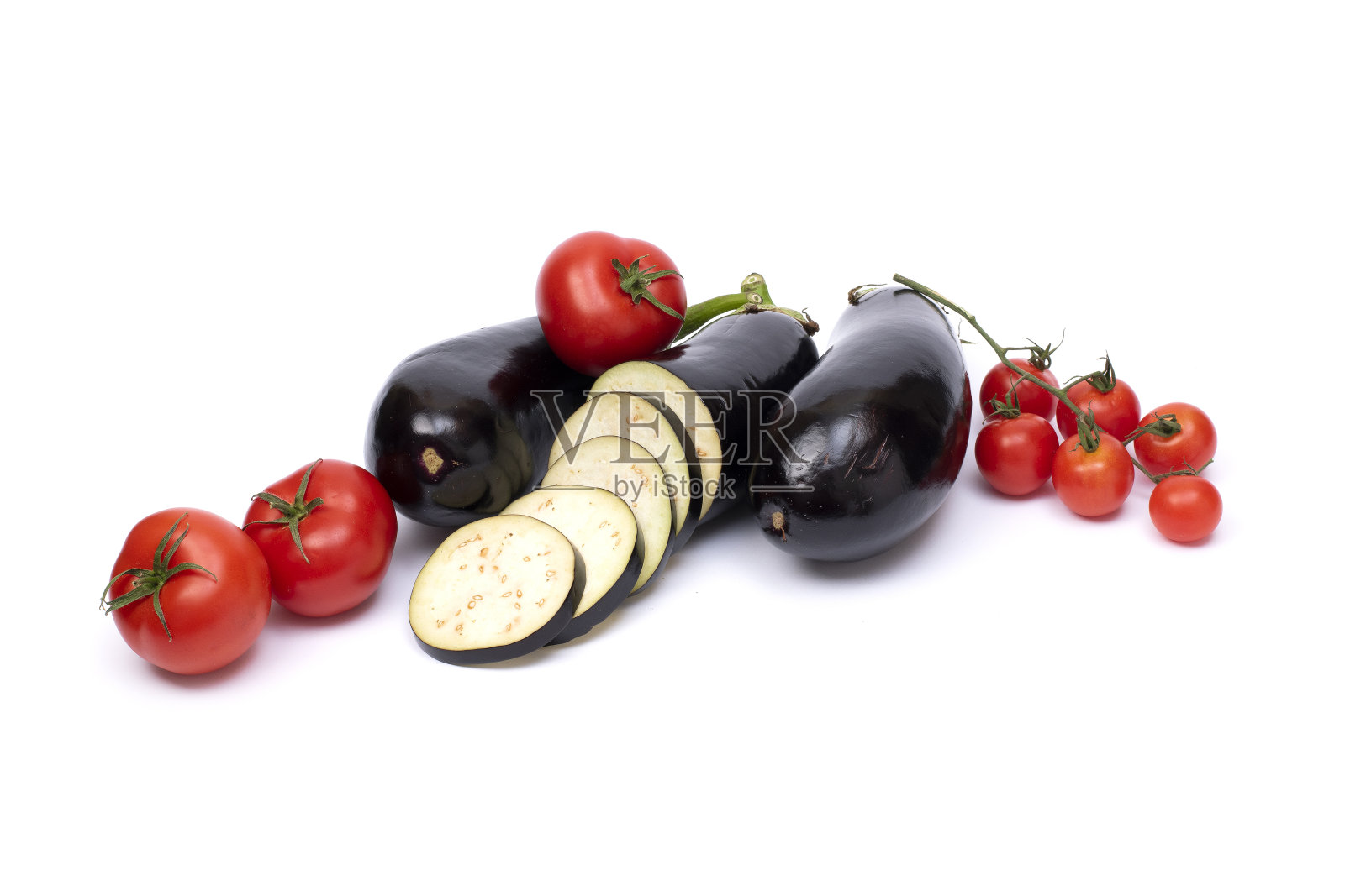 茄子加小西红柿。在白色背景上与番茄分离的茄子。“n照片摄影图片