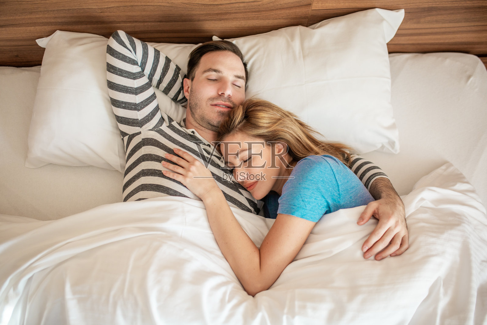 年轻的夫妇，早上在床上照片摄影图片