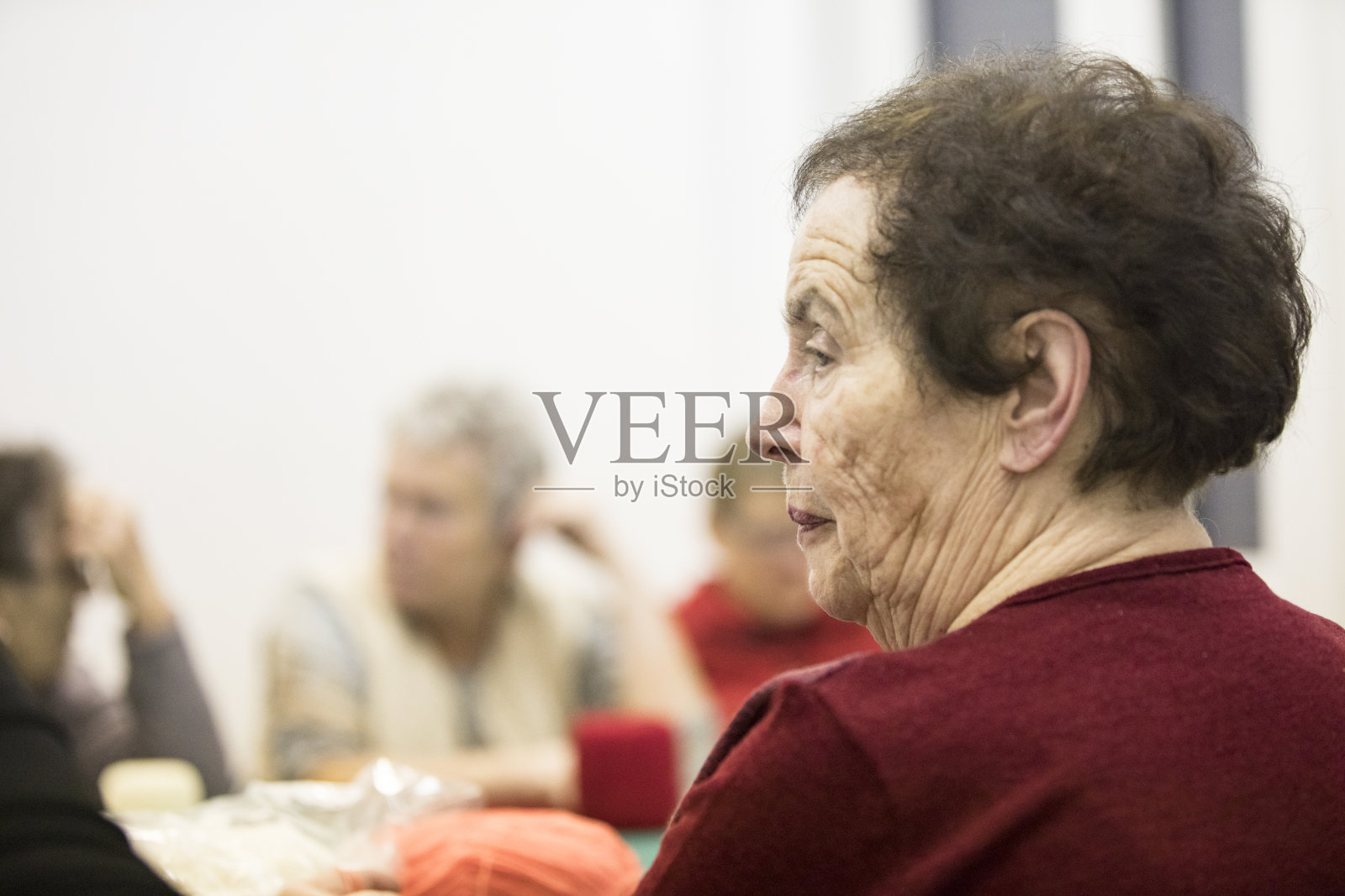 一位老年妇女在老年社会聚会上的肖像照片摄影图片