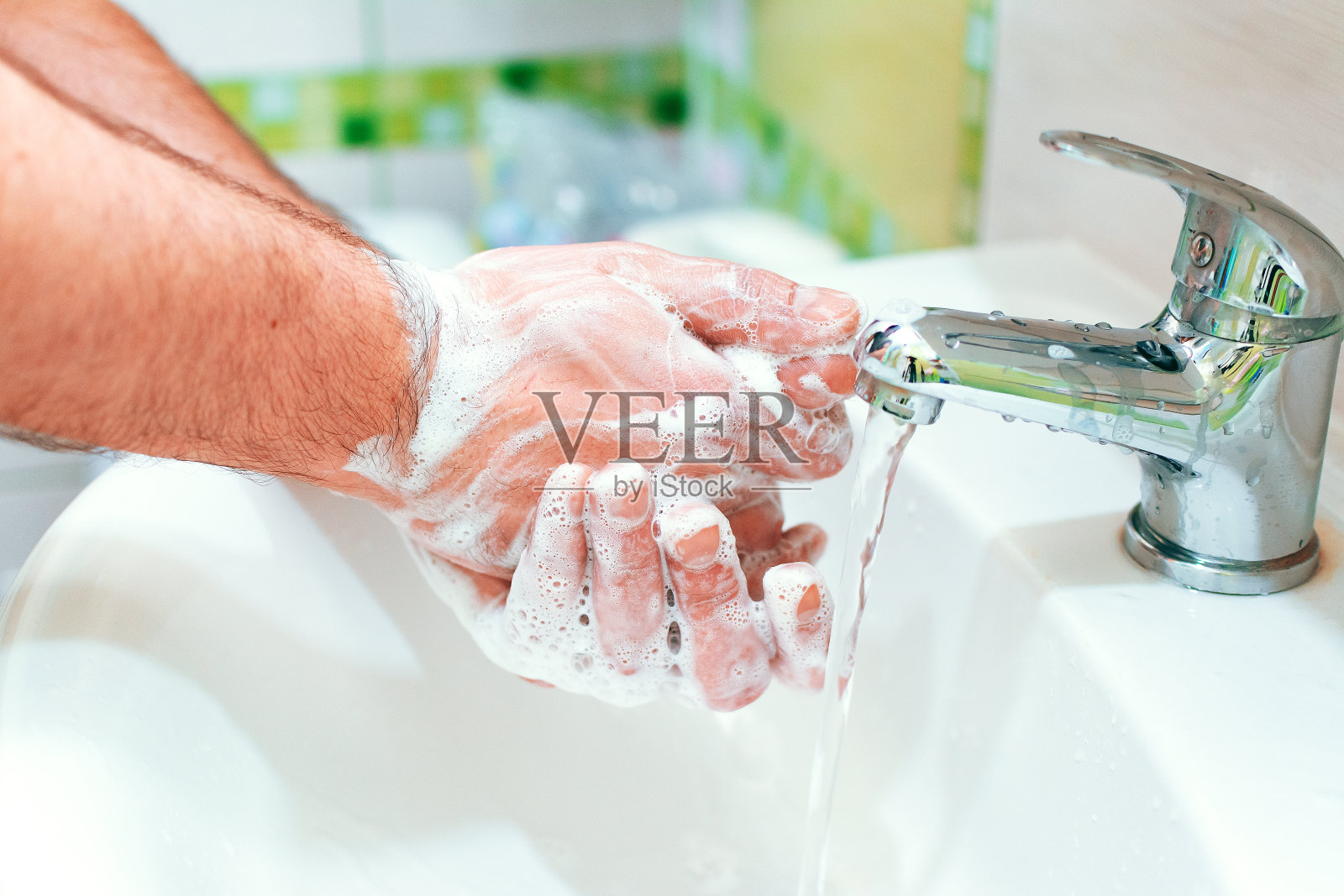 一名男子用肥皂洗手照片摄影图片