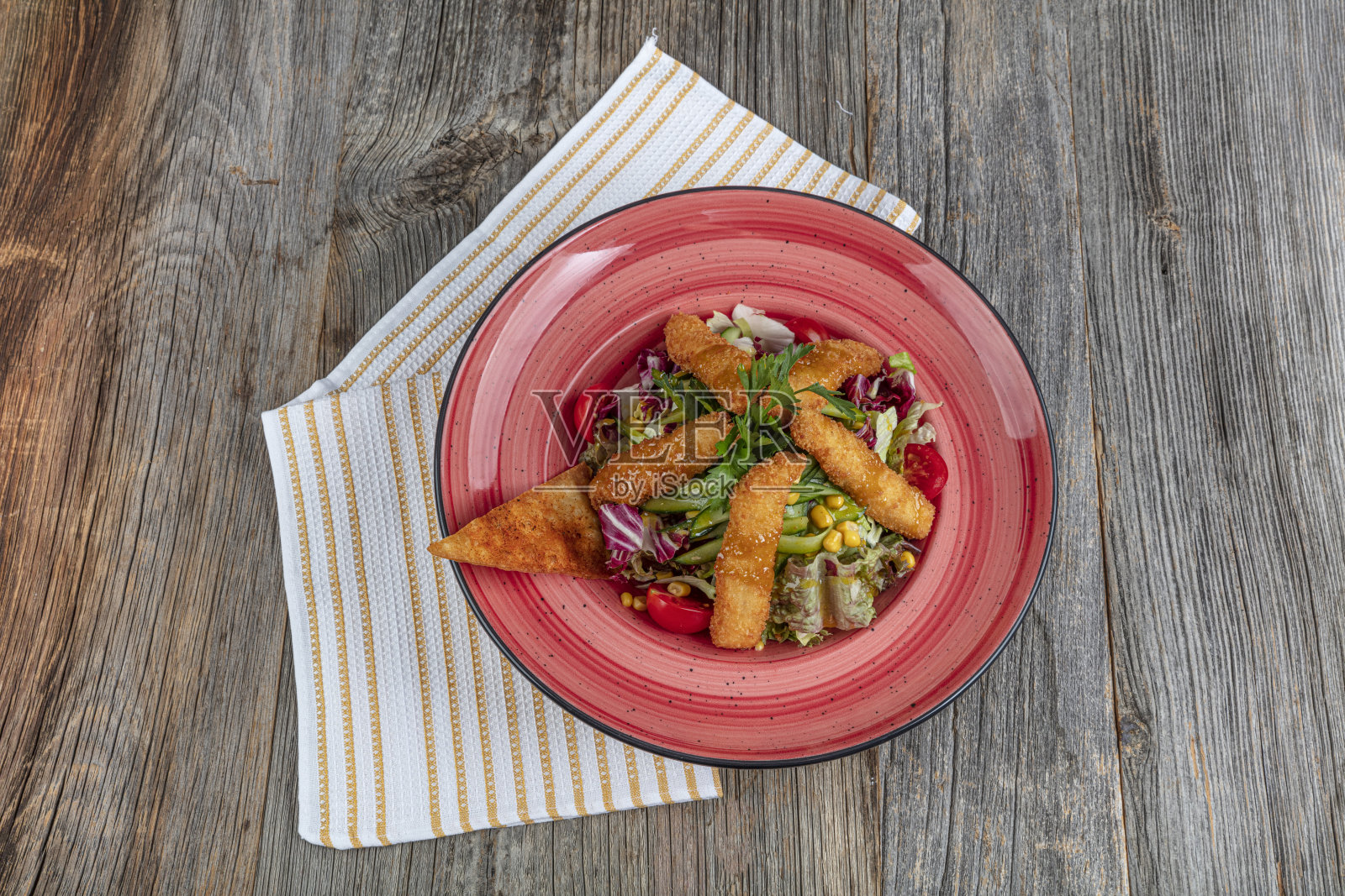 美味的鸡肉沙拉照片。这是鸡肉和番茄沙拉的特写。健康的食物晚餐。照片摄影图片