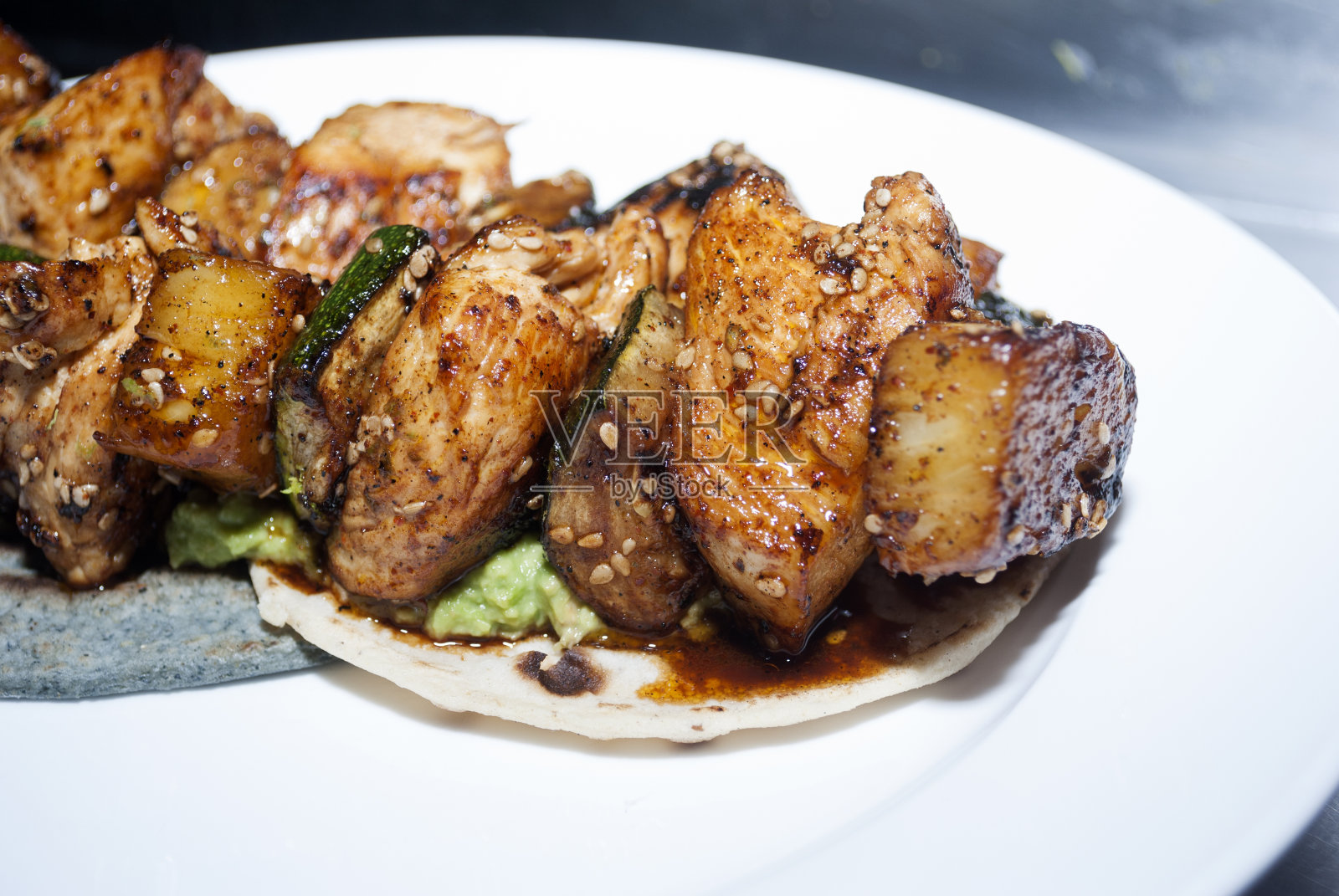 麻油炸鸡串，中美洲危地马拉的东方风味美食。照片摄影图片