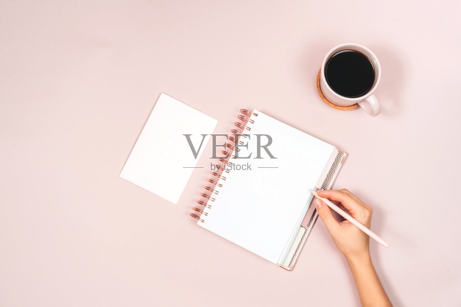 扁平风格：女性办公桌面照片摄影图片