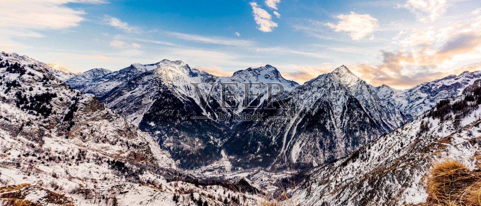 从Les deux Alpes村的郊区观看，在山谷中有薄雾或雾的山脉照片摄影图片