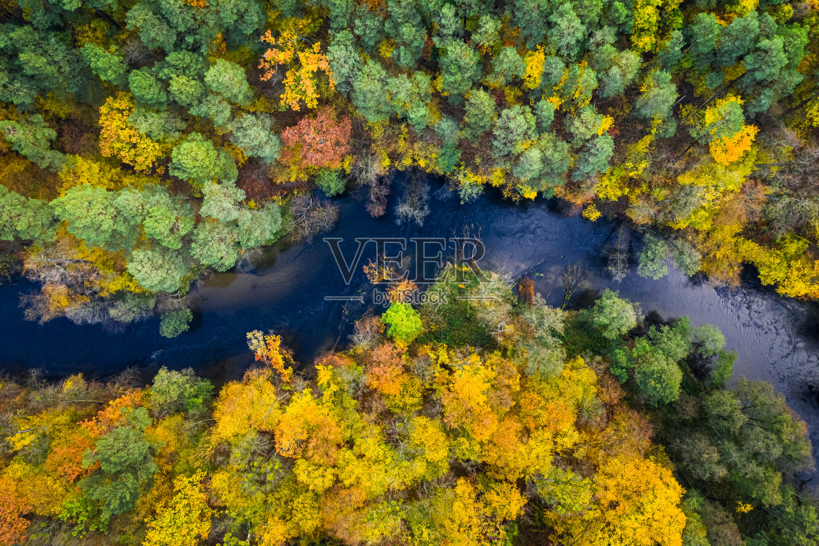 蓝色的河流和五颜六色的森林，从上面看照片摄影图片