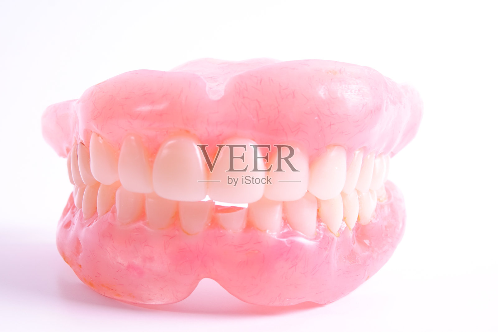 在白色背景上孤立的一组假牙。照片摄影图片