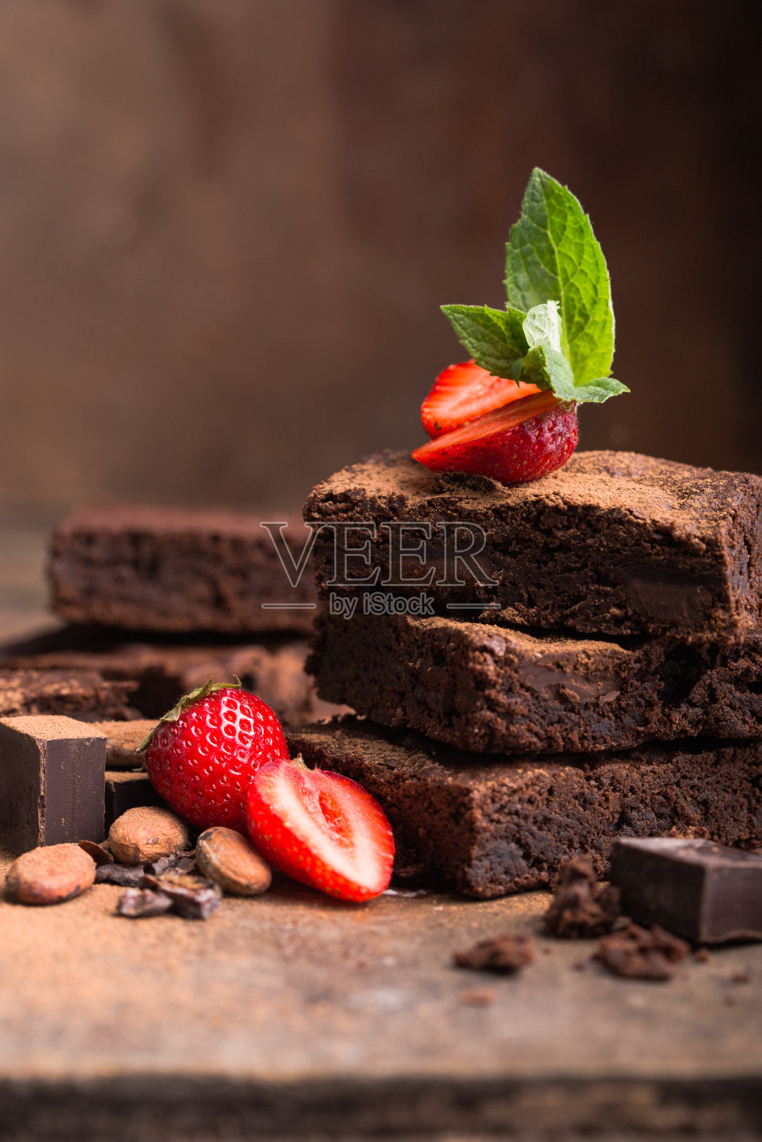 自制黑巧克力布朗尼和草莓美味苦甜和软糖。布朗尼是一种巧克力蛋糕。圣诞节照片摄影图片