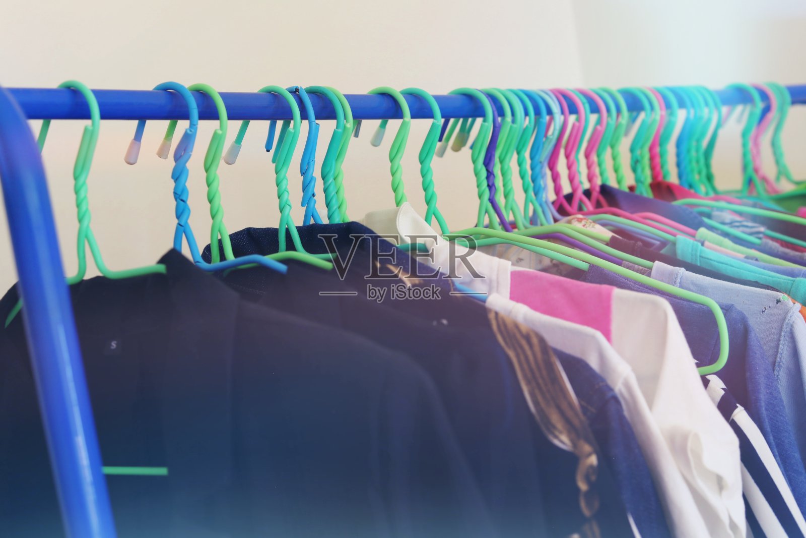 衣服挂在衣架上，有灯光效果照片摄影图片