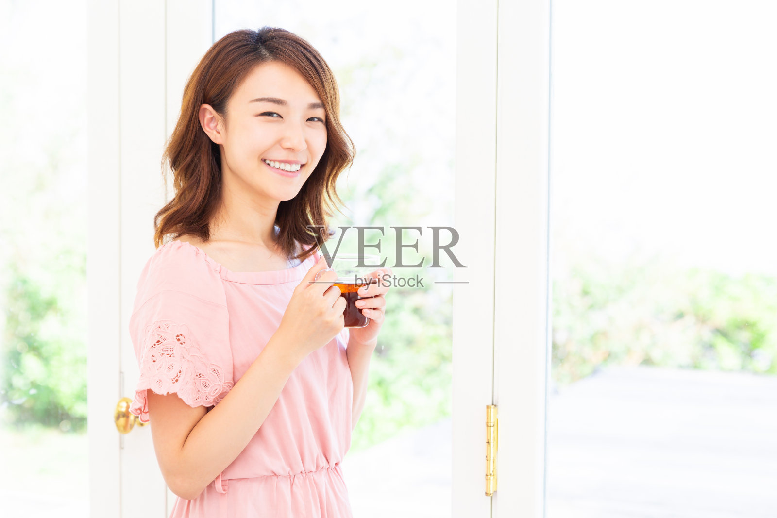 喝茶的亚洲妇女照片摄影图片