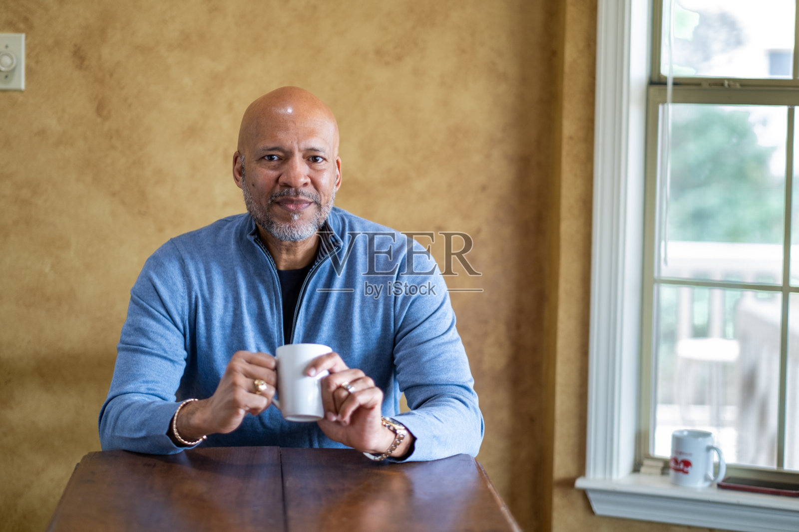 非裔美国人在室内喝咖啡照片摄影图片