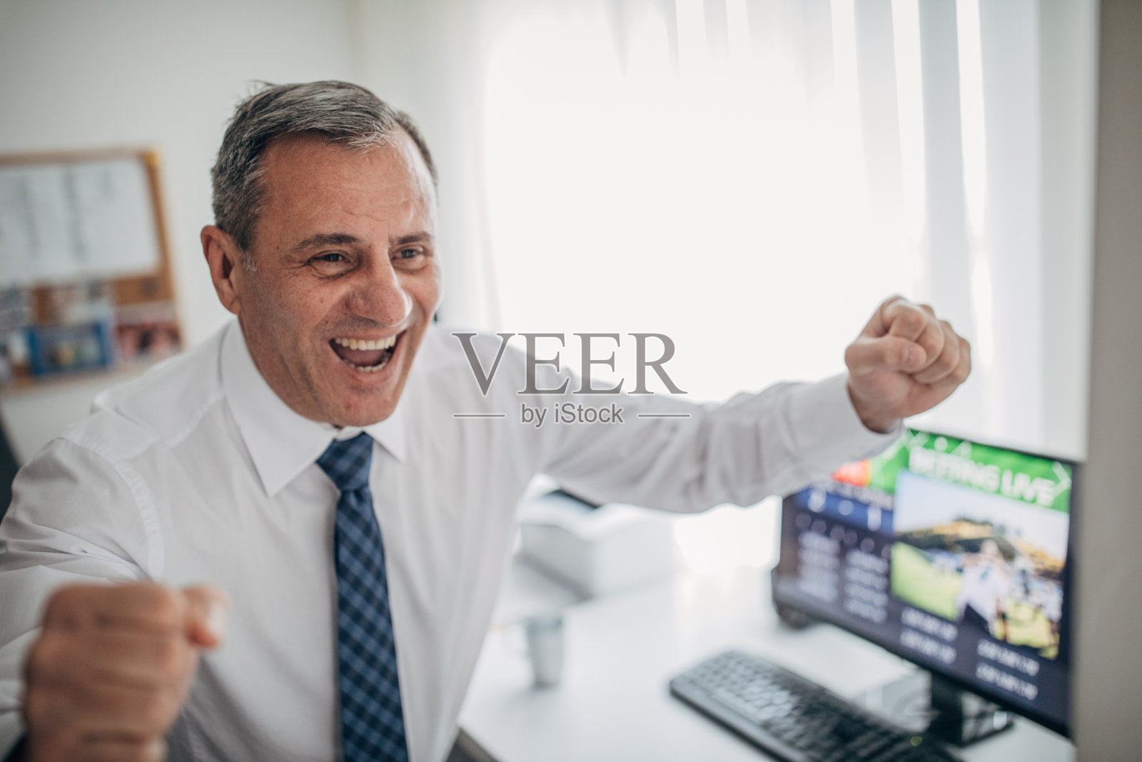 成熟的男人赢得了网上的赌注照片摄影图片