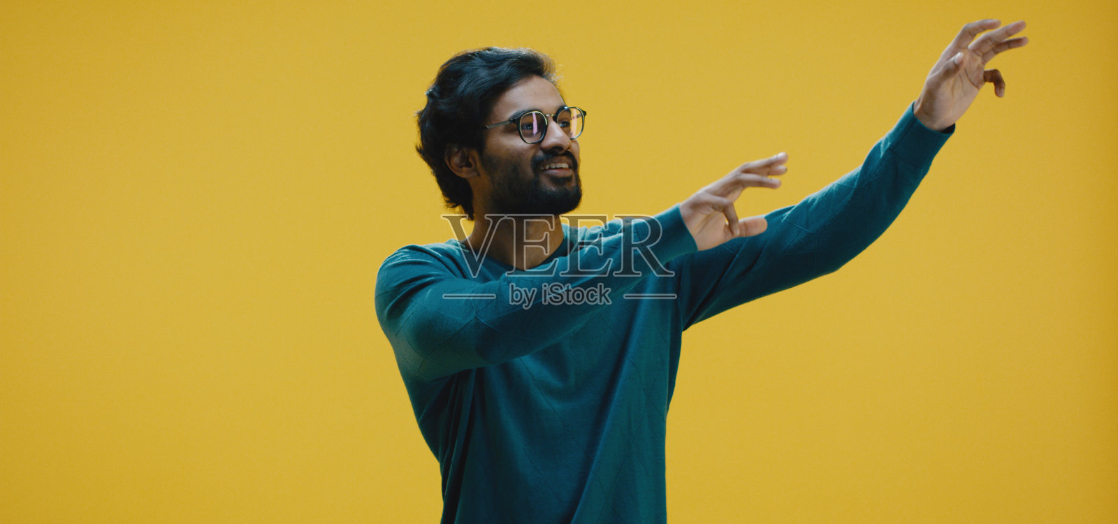 跳舞微笑的年轻人照片摄影图片