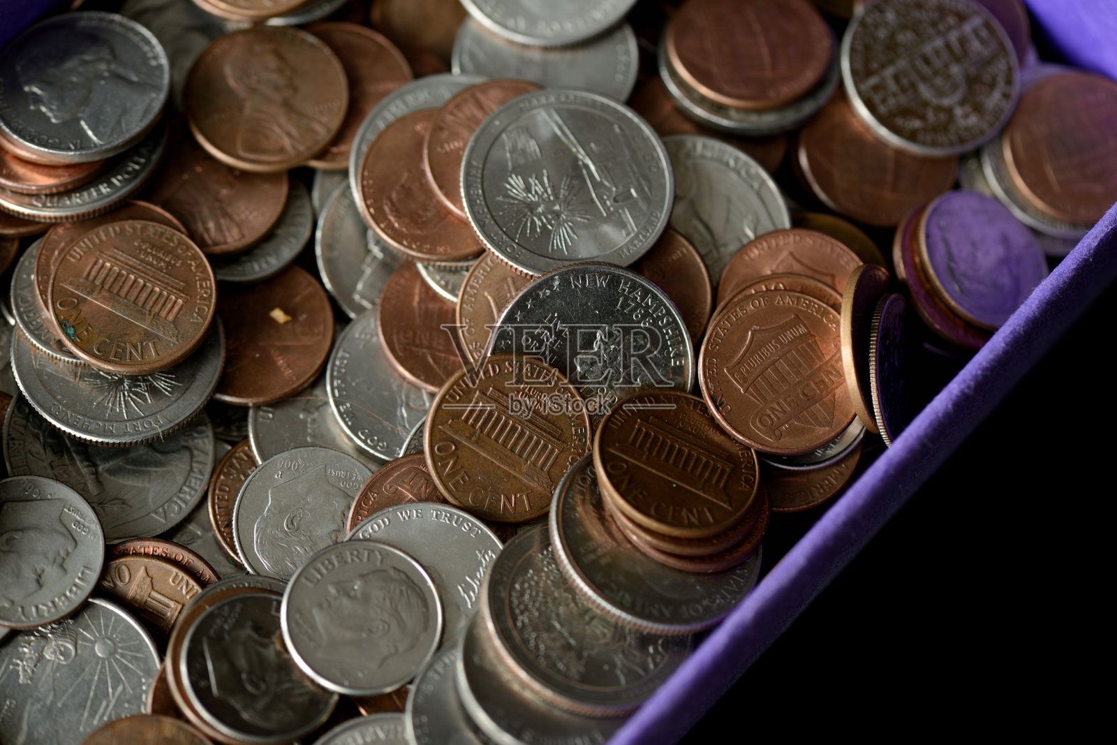 紫色盒子与美国美分特写。钱的背景照片摄影图片