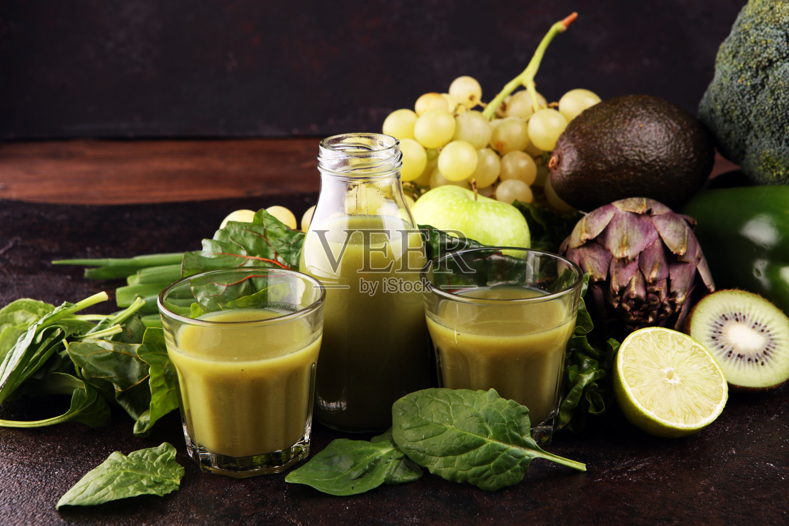 健康的绿色奶昔和配料-排毒和健康的饮食照片摄影图片