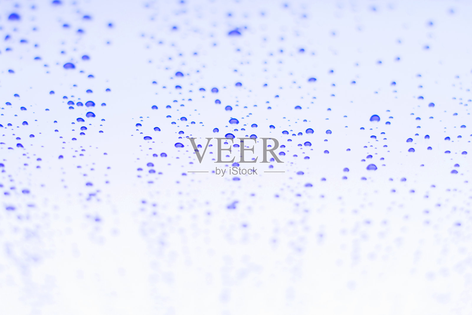 蓝色调雨后水滴光滑透视表面背景照片摄影图片