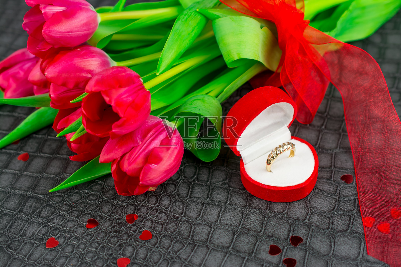 情人节礼盒：粉色郁金香与金色戒指照片摄影图片