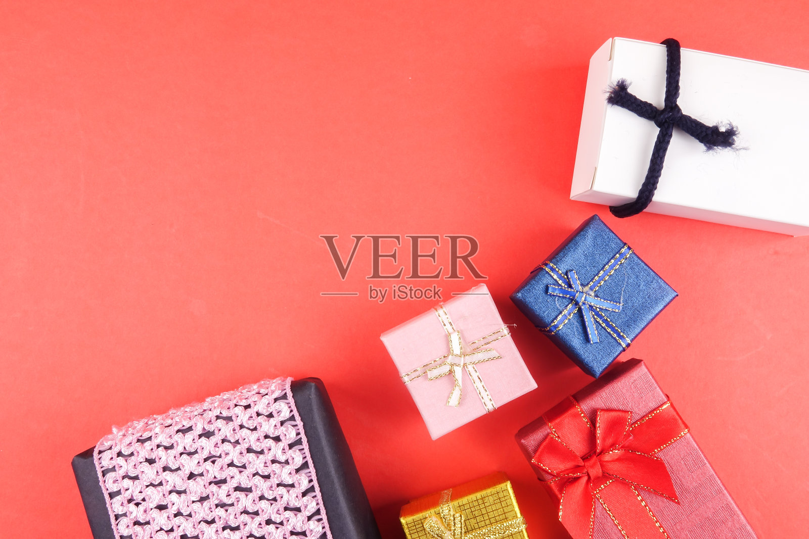 爱的概念:礼品盒孤立在红色背景。本空间照片摄影图片