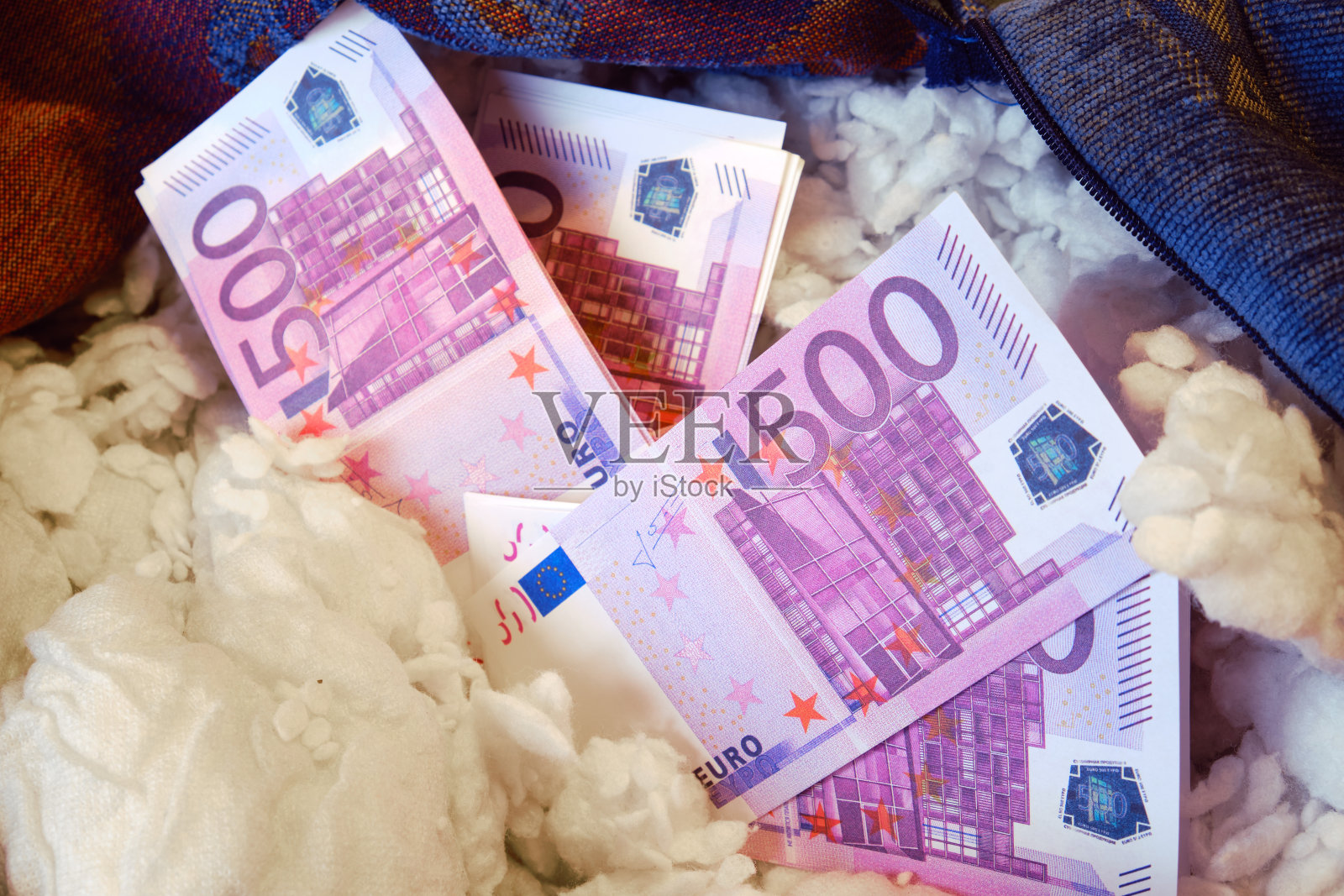 把现金欧元藏在家里的古董家具里。钱藏在一张旧床里照片摄影图片