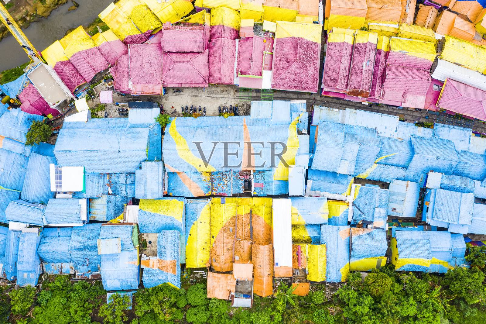 从上面俯瞰，令人惊叹的彩虹村也被称为Jodipan或Kampung Wisata Jodipan。照片摄影图片